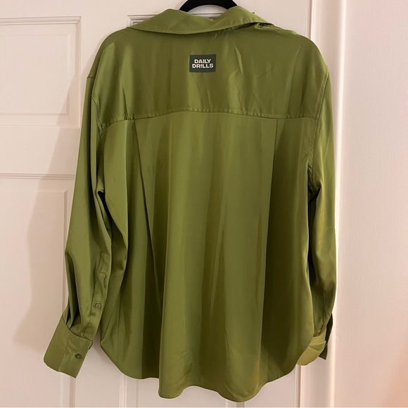 Daily Drills Silky Button Down XS/S in Olive - Picture 3 of 7